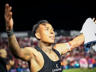 CORDOBA, ARGENTINA - NOVEMBER 5: Sebastian Villa of Independiente Rivadavia (R) celebrates with a teammate after winning in the Copa Argentina 2025 final match between Independiente Rivadavia and Argentinos Juniors at Monumental Presidente Peron on November 5, 2025 in Cordoba, Argentina. (Photo by Cesar Heredia/Getty Images)