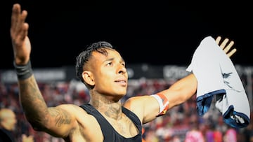 CORDOBA, ARGENTINA - NOVEMBER 5: Sebastian Villa of Independiente Rivadavia (R) celebrates with a teammate after winning in the Copa Argentina 2025 final match between Independiente Rivadavia and Argentinos Juniors at Monumental Presidente Peron on November 5, 2025 in Cordoba, Argentina. (Photo by Cesar Heredia/Getty Images)