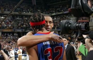 Abrazándose con Richard Hamilton, tras disputar su último encuentro como jugador profesional el 19 de mayo de 2005.