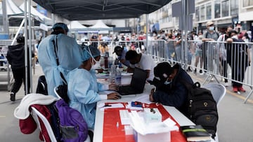 Healthcare workers register people to be tested for the coronavirus disease (COVID-19) as Peru raised its pandemic alert level in various cities and tightened some restrictions due, to a third wave of infections caused by the spread of the Omicron variant, in Lima, Peru January 6, 2022. REUTERS/Angela Ponce