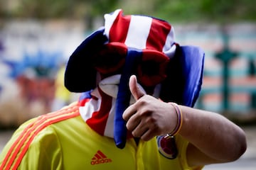 Los hinchas colombianos entregan toda su alegría en forma de apoyo a la Selección Colombia a las afueras del estadio de Sao Paulo, el gigante de Morumbí.