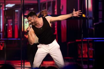 El cantante David Afonso acta durante la primera semifinal del Benidorm Fest 2025.