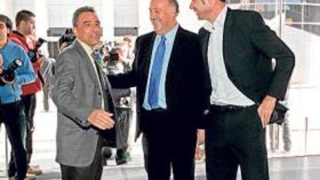 <b>FICHADO. </b>Del Bosque, ayer, junto a Hierro.