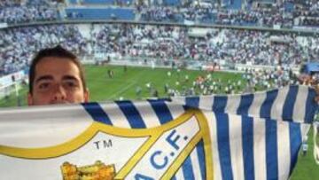 <b>UN SÍMBOLO. </b>Un aficionado luce su bandera del Málaga con el escudo actual, que se mantendrá, al menos, esta temporada.