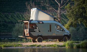 Un apartamento de lujo sobre ruedas. Con una optimización del espacio más propia de un yate que de una camper. 
