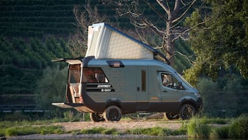 Un apartamento de lujo sobre ruedas. Con una optimización del espacio más propia de un yate que de una camper. 
