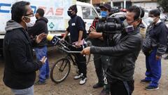 LIM01. LIMA (PER&Uacute;), 03/05/2020. Periodistas trabajan cubriendo la pandemia de coronavirus, este mi&eacute;rcoles en las calles de Lima (Per&uacute;). Al menos veinte periodistas muertos y m&aacute;s de un centenar de enfermos es el saldo que ha dejado en Per&uacute; hasta el momento el paso de la COVID-19, unas cifras desoladoras que dejan en evidencia la cruda realidad del trabajo period&iacute;stico en el pa&iacute;s andino. EFE/Paolo Aguilar