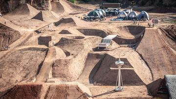 El circuito, en la cantera de Birkenfield (Alemania), con m&uacute;ltiples saltos de tierra y unas carpas negras al fondo para los pilotos de MTB. 