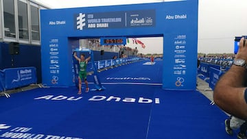 Henri Schoeman celebra su victoria por delante de Mario Mola en la prueba de las Series Mundiales en Abu Dhabi.