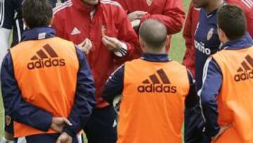 <b>INSISTENCIA. </b>Manolo Jiménez, charlando con sus jugadores durante la sesión de ayer en la Ciudad Deportiva.
