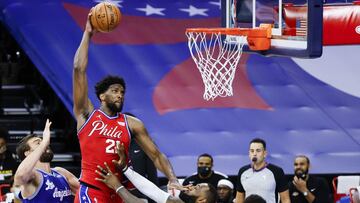 PHILADELPHIA, PENNSYLVANIA - JANUARY 27: Joel Embiid #21 of the Philadelphia 76ers drives to the basket over LeBron James #23 of the Los Angeles Lakers during the fourth quarter at Wells Fargo Center on January 27, 2021 in Philadelphia, Pennsylvania. NOTE TO USER: User expressly acknowledges and agrees that, by downloading and or using this photograph, User is consenting to the terms and conditions of the Getty Images License Agreement.   Tim Nwachukwu/Getty Images/AFP
 == FOR NEWSPAPERS, INTERNET, TELCOS &amp; TELEVISION USE ONLY ==