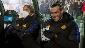 Gareth Bale, sonriente, se dispone a ponerse la mascarilla en el banquillo del Mart&iacute;nez Valero, desde donde vio el Elche-Real Madrid de octavos de la Copa del Rey.