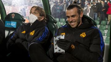 Gareth Bale, sonriente, se dispone a ponerse la mascarilla en el banquillo del Mart&iacute;nez Valero, desde donde vio el Elche-Real Madrid de octavos de la Copa del Rey.