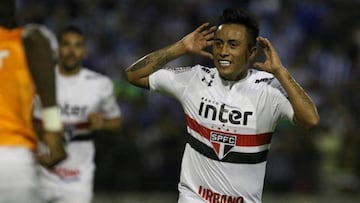 Cueva marca y Sao Paulo avanza en la Copa do Brasil