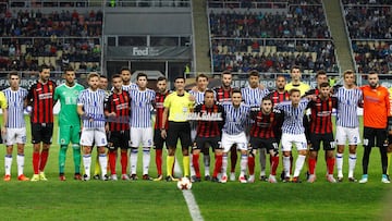 Jugadores del Vardar y de la Real Sociedad, antes del partido.