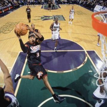 Una imagen repetida mil veces: Iverson deja atrás a sus rivales y anota cerca del aro. Esta vez, en Milwaukee en 2004.