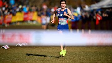 Jakob Ingebrigtsen, entrando en meta en Italia.