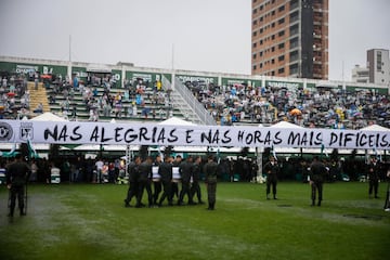 Militares brasileños cargan los féretros de los jugadores y equipo técnico del club brasileño Chapecoense.