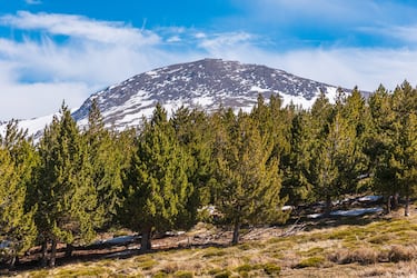 Es el pico más alto de la Península Ibérica y segundo de España. Está localizado en la Cordillera Penibética, en el Parque Nacional de Sierra Nevada. Es una cumbre muy apreciada por los amantes de la montaña, que tienen diferentes rutas de ascenso según la dificultad que se quiera vivir. La cima está formada por rocas metamórficas del tipo micasquistos. 