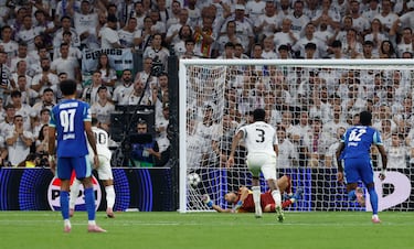 2-1. De nuevo Kylian Mbappé anota desde los once metros superando a Gerónimo Rulli.