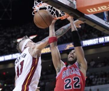 Miami 86 - Bulls 93 (0-1). Taj Gibson anota ante el jugador de los Miami Heat, Chris Andersen.