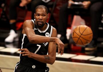 Poco tiene que demostrar ya Kevin Durant a estas alturas de la película. Son dos anillos de campeón, 11 veces all star y una vez MVP de la temporada regular. Superada la lesión en el tendón de Aquiles, que le tuvo en blanco todo el curso 2019-20, el alero tiene por delante el reto de llevar a Brooklyn el anillo. Es un anotador implacable y elegante.