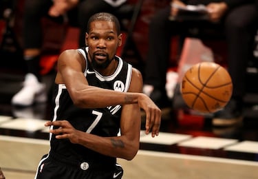 Poco tiene que demostrar ya Kevin Durant a estas alturas de la película. Son dos anillos de campeón, 11 veces all star y una vez MVP de la temporada regular. Superada la lesión en el tendón de Aquiles, que le tuvo en blanco todo el curso 2019-20, el alero tiene por delante el reto de llevar a Brooklyn el anillo. Es un anotador implacable y elegante.
