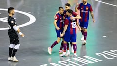 Jugadores del Barça felicitan a Catela por su gol ante Osasuna Magna en la Copa de España.