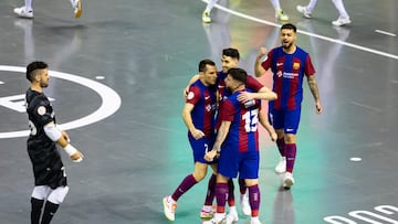 Jugadores del Barça felicitan a Catela por su gol ante Osasuna Magna en la Copa de España.