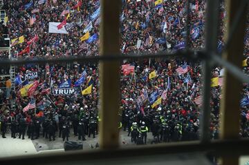 Los manifestantes pro-Trump irrumpieron en el Capitolio tras derribar 4 capas de vallas de seguridad, mostrando su inconformidad con los resultados de las elecciones presidenciales del 2020, mismas en las que el dem¨®crata, Joe Biden, le quit¨® la reelecci¨®n a Donald Trump, resultando el 46? Presidente electo de los Estados Unidos.