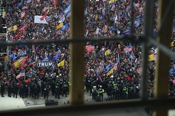 Los manifestantes pro-Trump irrumpieron en el Capitolio tras derribar 4 capas de vallas de seguridad, mostrando su inconformidad con los resultados de las elecciones presidenciales del 2020, mismas en las que el demócrata, Joe Biden, le quitó la reelección a Donald Trump, resultando el 46º Presidente electo de los Estados Unidos. 