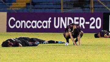 Mexico's players react after losing to Guatemala the penalty shootout of the Concacaf U-20 World Cup quarterfinal football match to qualify for the 2023 FIFA U-20 World Cup, at the Olimpico Metropolitano stadium in San Pedro Sula, Honduras, on June 29, 2022. (Photo by Orlando SIERRA / AFP)