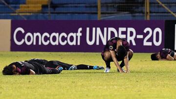 Mexico's players react after losing to Guatemala the penalty shootout of the Concacaf U-20 World Cup quarterfinal football match to qualify for the 2023 FIFA U-20 World Cup, at the Olimpico Metropolitano stadium in San Pedro Sula, Honduras, on June 29, 2022. (Photo by Orlando SIERRA / AFP)