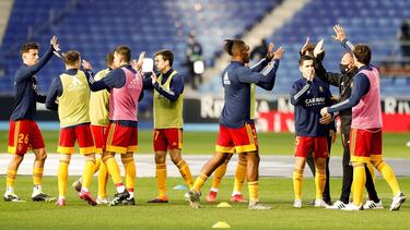 Los jugadores del Real Zaragoza, durante el calentamiento previo al partido contra el Espanyol.