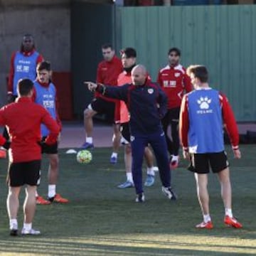 MÁXIMO TRABAJO. Paco da indicaciones a sus jugadores durante la sesión previa a la visita del Eibar.