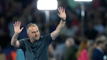 BARCELONA, 18/05/2025.- El entrenador del Barcelona Hans-Dieter Flick al final del encuentro de la jornada 37 de LaLiga entre FC Barcelona y Villarreal CF disputado este domingo en el Estadio Olímpico de Montjuic. EFE/ Enric Fontcuberta