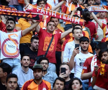 Falcao García fue presentado juntos con los otros refuerzos del Galatasaray en el Türk Telekom Stadium, ante más de 15 aficionados que vibraron cuando anunciaron al delantero colombiano. 
