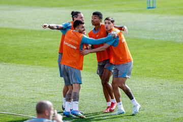 Giménez, Correa, Reinildo y Nahuel Molina durante el entrenamiento. 
