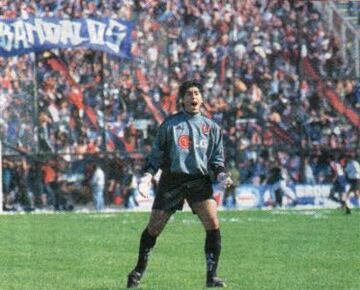 Es uno de los mayores referentes actuales de Universidad de Chile. La hinchada azul lo idolatra por la pasión con la que defiende la camiseta. Esta imagen es una prueba de ello. 