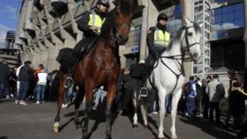 El despliegue de protección en el Bernabéu garantizó que se jugara el partido.