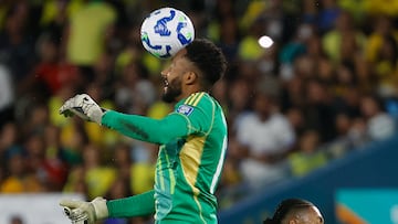 AMDEP2734. RÍO DE JANEIRO (BRASIL), 04/09/2025.- Raphinha (d) de Brasil disputa el balón con Lawrence Vigouroux de Chile este jueves, en un partido por las eliminatorias a la Copa Mundial 2026 entre Brasil y Chile en el estadio Maracaná en Río de Janeiro (Brasil). EFE/ Antonio Lacerda