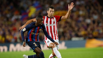 Soccer Football - LaLiga - FC Barcelona v Athletic Bilbao - Camp Nou, Barcelona, Spain - October 23, 2022 FC Barcelona's Ousmane Dembele in action with Athletic Bilbao's Mikel Vesga REUTERS/Albert Gea