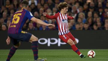 Antoine Griezmann of Atletico Madrid shooting to goal during the La Liga match between FC Barcelona and  Club Atletico de Madrid at Camp Nou on April 6, 2019 in Barcelona, Spain. (Photo by Jose Breton/NurPhoto via Getty Images)