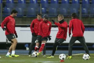 Los jugadores del Atlético durante una sesión de entrenamiento en el estadio Petrovsky de San Petersburgo, víspera a su enfrentamiento ante el Zenit en un partido del grupo G de la Champions leagueante el Zenit en un partido del grupo G de la Liga de Campeones.