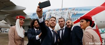Los jugadores del Real Madrid Marcelo, Modric, Sergio Ramos, Bale y Benzema se hacen un selfie antes de subir al avi¨®n.