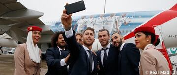 Los jugadores del Real Madrid Marcelo, Modric, Sergio Ramos, Bale y Benzema se hacen un selfie antes de subir al avión. 