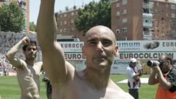 <b>GESTO. </b>Movilla agradece el apoyo de la afición del Rayo.