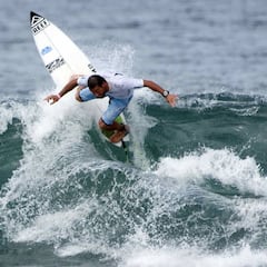 Leyendas sudamericanas de surf competirán en olas del desierto florido
