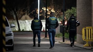 Tres agentes de la Guardia Civil en el acuartelamiento de Rivas Vaciamadrid donde se encuentra el pakistan¨ª que asesin¨® a los hermanos de Morata de Taju?a, a 22 de enero de 2024, en Rivas-Vaciamadrid, Madrid (Espa?a). Agentes pertenecientes al Grupo de Homicidios de la Unidad Org¨¢nica de Polic¨ªa Judicial de Madrid, en el marco de la 'Operaci¨®n Calvario', han detenido a una persona de origen pakistan¨ª por su posible relaci¨®n con el triple homicidio descubierto el pasado jueves 11 de enero en el municipio madrile?o de Morata de Taju?a. El detenido es Dilawar Hussain F.C., de 43 a?os, apodado 'El Negro de Morata', se present¨® de forma voluntaria esta medianoche el cuartel de la Guardia Civil de Arganda del Rey, reconociendo su participaci¨®n en los hechos relacionados con la muerte a golpes de tres hermanos mayores hallados en el interior de una vivienda de Morata de Taju?a. El arrestado vivi¨® varios meses con las v¨ªctimas, que le hab¨ªan alquilado una habitaci¨®n en la casa para sacar un dinero extra.
22 ENERO 2024
Diego Radam¨¦s / Europa Press
22/01/2024