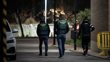 Tres agentes de la Guardia Civil en el acuartelamiento de Rivas Vaciamadrid donde se encuentra el pakistaní que asesinó a los hermanos de Morata de Tajuña, a 22 de enero de 2024, en Rivas-Vaciamadrid, Madrid (España). Agentes pertenecientes al Grupo de Homicidios de la Unidad Orgánica de Policía Judicial de Madrid, en el marco de la 'Operación Calvario', han detenido a una persona de origen pakistaní por su posible relación con el triple homicidio descubierto el pasado jueves 11 de enero en el municipio madrileño de Morata de Tajuña. El detenido es Dilawar Hussain F.C., de 43 años, apodado 'El Negro de Morata', se presentó de forma voluntaria esta medianoche el cuartel de la Guardia Civil de Arganda del Rey, reconociendo su participación en los hechos relacionados con la muerte a golpes de tres hermanos mayores hallados en el interior de una vivienda de Morata de Tajuña. El arrestado vivió varios meses con las víctimas, que le habían alquilado una habitación en la casa para sacar un dinero extra.
22 ENERO 2024
Diego Radamés / Europa Press
22/01/2024